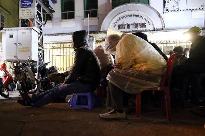 Thời tiết ở Đà Nẵng đêm 31/12 khoảng 20 độ C. Tuy nhiên, ở ngoài trời có gió lạnh, nhiều người mang theo áo mưa để mặc.