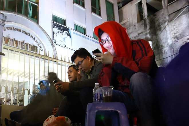 Một số người tranh thủ lên mạng tán gẫu với bạn bè hay nhắn tin thông báo về gia đình.