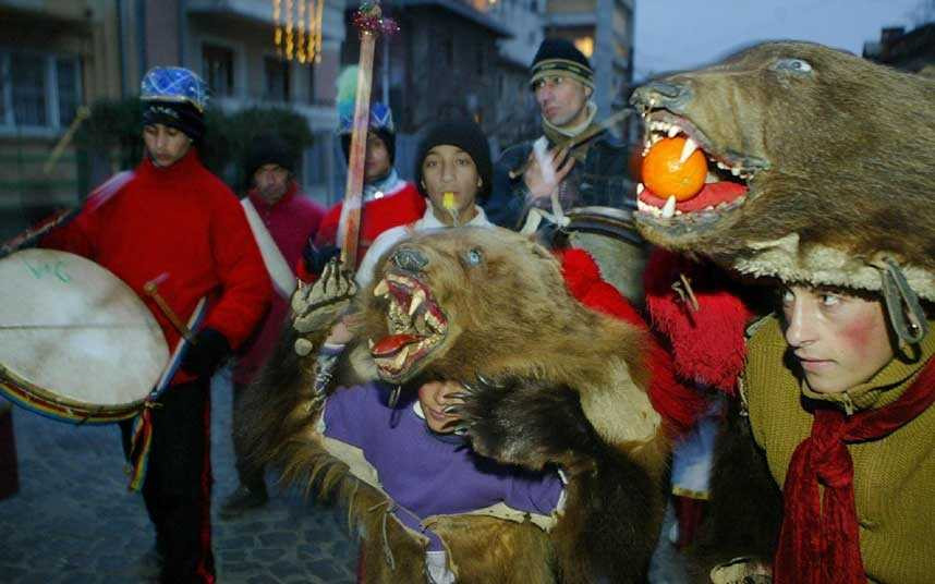 Thanh niên Romania đổ ra đường phố đón năm mới