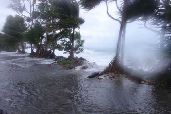 Thế nhưng người dân đảo Samoa vào giây phút này đang phải hứng chịu gió bão Thế nhưng người dân đảo Samoa vào giây phút này đang phải hứng chịu gió bão