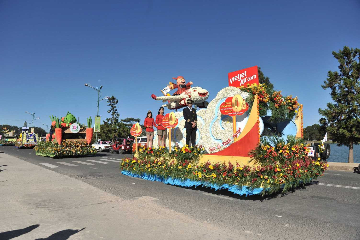 Xe hoa Vietjet diễu hành khắp thành phố Đà Lạt