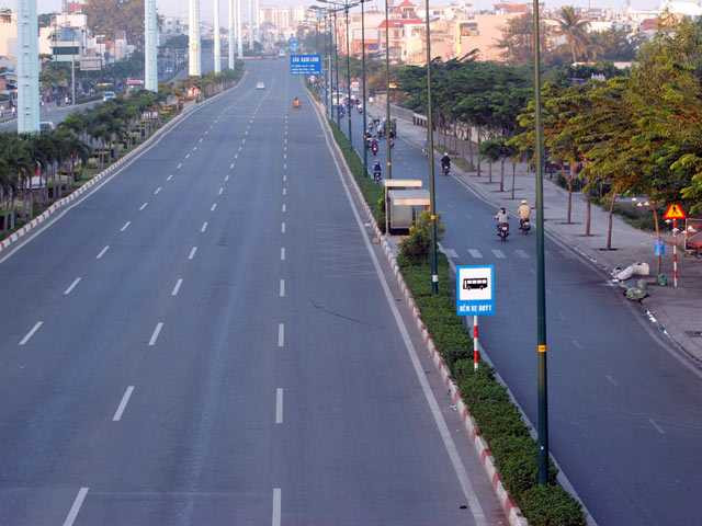 Đường Phạm Văn Đồng nối liền các quận Thủ Đức, quận 9, Bình Thạnh, Gò Vấp, hướng đi quận Tân Bình, quận 3 thưa thớt xe hơn hẳn ngày thường.