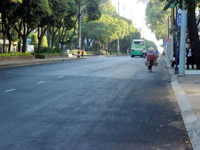 Đường Điện Biên Phủ thường ngày đông đúc là thế, mà nay người dân cũng có thể di chuyển rất dễ dàng.