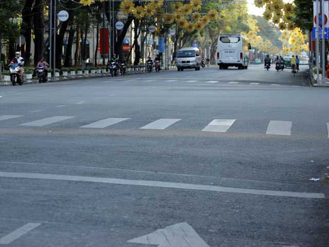 Ảnh: Đường phố Sài Gòn vắng lặng ngày đầu năm mới