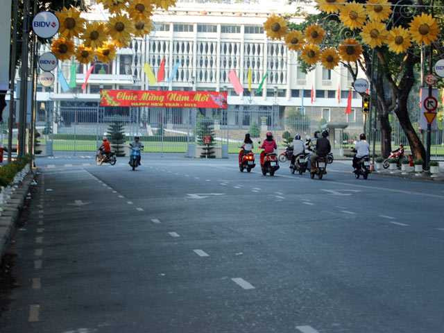Ảnh: Đường phố Sài Gòn vắng lặng ngày đầu năm mới