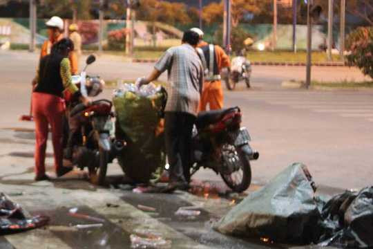 Còng lưng dọn rác sau đêm giao thừa