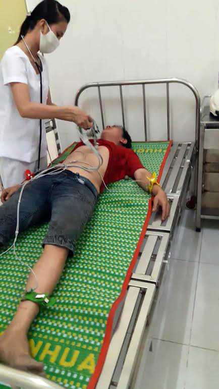 Người dân ngất xỉu do hít phải khí lạ đang được cấp cứu tại Bệnh viện đa khoa TX Bình Minh