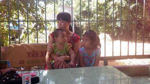 Chị Lưu Kim Hạnh và hai con nhỏ bị nôn ói và ngất xỉu do hít phải khí lạ