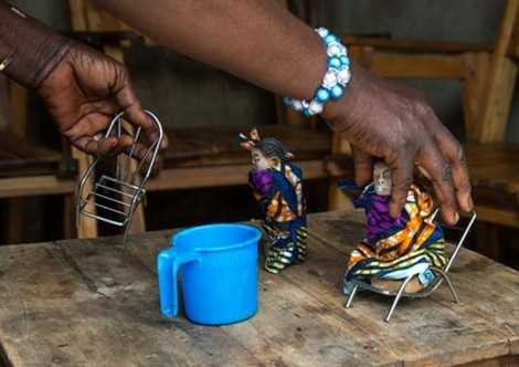 Mỗi tuần, những đứa trẻ lại được mang ra sông tắm một lần. Mỗi tuần, những đứa trẻ lại được mang ra sông tắm một lần.