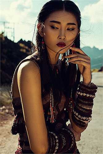 Bộ sưu tập 'Wandering Nomad' lấy cảm hứng từ nghệ thuật dân gian, lễ hội, phong cách và họa tiết của nhiều dân tộc trên thế giới