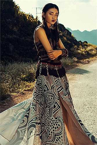 'Cuộc sống hiện đại khiến cho chúng ta cảm thấy mệt mỏi và áp lực. Chúng ta cần một không gian rộng mở, để được hòa mình vào thiên nhiên hùng vĩ với những lễ hội, văn hóa nghệ thuật độc đáo', nhà thiết kế trẻ Phạm Thanh Huyền tâm sự