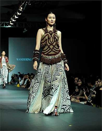 Hot girl Hà Lade trình diễn bộ sưu tập của nhà thiết kế trẻ Phạm Thanh Huyền trong đêm trình diễn tốt nghiệp