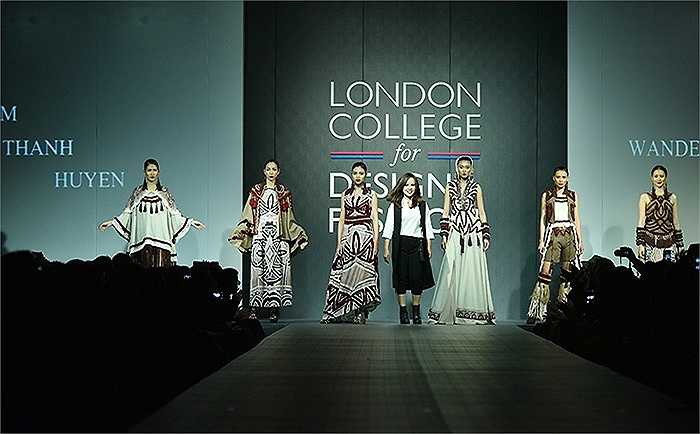 Nhà thiết kế trẻ Phạm Thanh Huyền bên các người mẫu trong đêm trình diễn trang phục tốt nghiệp