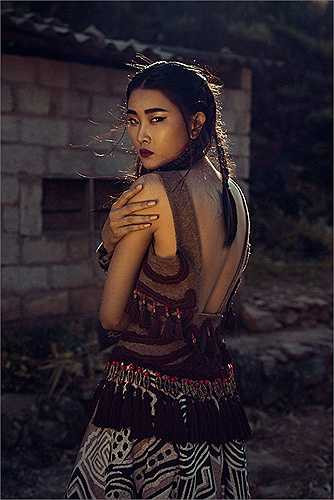 Đây là bộ sưu tập dành cho nữ theo phong cách streetwear hiện đại với các tông màu tự nhiên như màu cát, nâu đất, đỏ đậm, ánh đồng…trên chất liệu dạ, lông, lụa thể hiện rõ tinh thần của bộ sưu tập là hướng về thiên nhiên