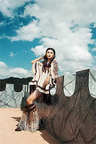 Thêm vào đó, để bộ sưu tập nổi bật nhà thiết kế đã sử dụng các kỹ thuật thêu tay truyền thống, đính cườm, fringing, applique…làm nổi bật các họa tiết được thiết kế hoàn toàn thủ công.