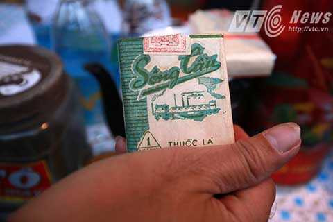 Quán nước vỉa hè gắn liền với đời sống những người dân lao động. Quán nước chỉ có trà mạn, nước vối, ít thuốc lào, vài ba thứ bánh lá như bánh nếp, bánh tẻ hoặc ít kẹo bột, kẹo dồi chó... Những thương hiệu như thuốc lá Sông Cầu, Sapa, Du Lịch… đã trở nên quá đỗi quen thuộc với người dân thời bao cấp.