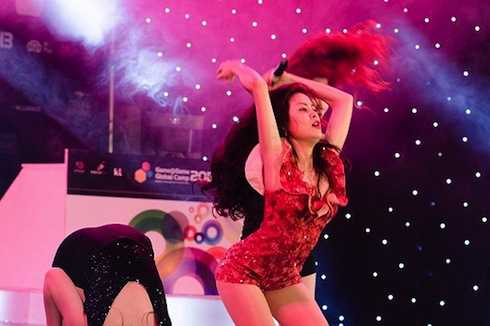 Hoàng Thuỳ Linh dường như được sinh ra để 'đốt cháy' sân khấu.  