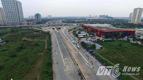 Hầm chui Trung Hòa được khởi công vào đầu năm 2015, với chiều dài gần 700 m, theo hướng Đại lộ Thăng Long - Trần Duy Hưng và ngược lại với tổng mức đầu tư khoảng 700 tỷ đồng. Một phía của hầm bắt đầu từ ngã 4 Trần Duy Hưng - Hoàng Minh Giám.