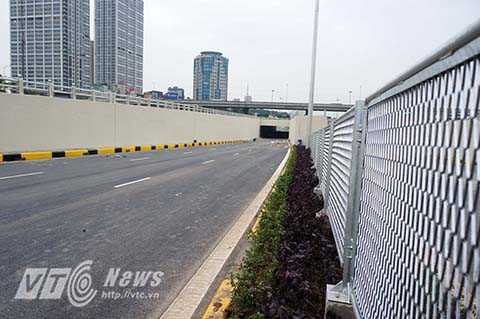 Đây là hầm với dải phân cách có bề rộng nhỏ hơn so với hầm Thanh Xuân, và được rào chắn bằng lưới thép giữa 2 chiều giao thông để ngăn ánh sáng chiếu ngược vào buổi tối, phía trong hầm có hệ thống đèn chiếu sáng hiện đại đảm bảo an toàn giao thông.