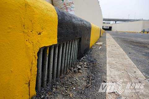 Hệ thống thoát nước 2 bên với rãnh sâu để tránh tình trạng ngập khi có mưa.