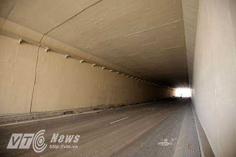 Mỗi bên hầm có 2 làn xe chạy, mỗi làn có chiều rộng 3,5m.