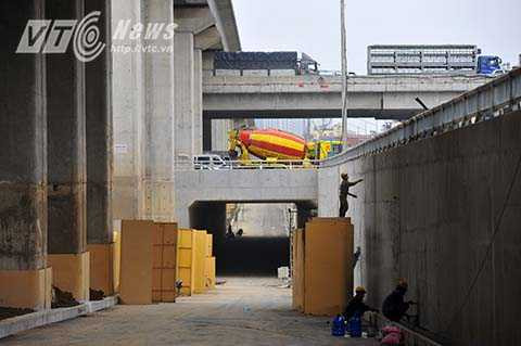 Công trình hầm cơ giới được triển khai thi công song song với dự án đường sắt trên cao. Hai tuyến trên cao (một đường sắt, một đường dành cho ôtô) kết hợp với tuyến đường mặt đất và hầm tạo thành nút giao 4 tầng đầu tiên ở Việt Nam). Người dân hi vọng, khi công trình đưa vào sử dụng sẽ làm giảm tình trạng ùn tắc giao thông diễn ra thường xuyên tại ngã tư này.