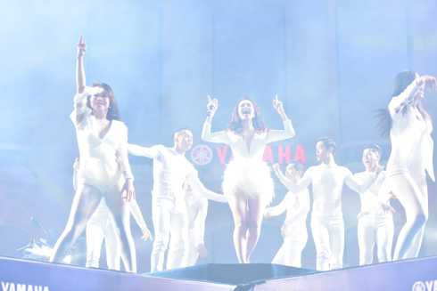 Minh Hằng sexy nóng bỏng bất chấp giá lạnh