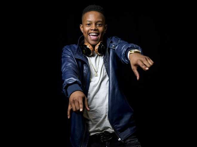 9. Silento (17 tuổi) - rapper người Georgia (tên thật là Richard Lamar Hawk) - đã thể hiện hit Watch Me (Whip/Nae Nae), công phá tất cả các bảng xếp hạng Billboard Hot 100. Bài hát với tiết tấu hiện đại và trẻ trung nhanh chóng phổ biến trên toàn thế giới, thậm chí nhiều người nổi tiếng cũng cover và nhảy theo nhạc. Kể từ khi phát hành trên YouTube trong tháng 6, MV của Silento đã thu hút hơn 500 triệu lượt xem. Cậu còn được đề cử giải thưởng Teen Choice và Video âm nhạc của MTV trước khi tốt nghiệp trung học.