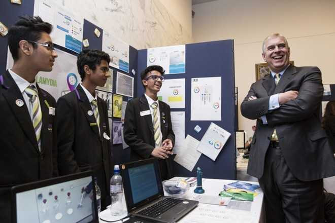 8. Muaz Nawaz (13 tuổi), Daanyaal Ali and Chirag Shah (14 tuổi) - theo học tại Isaac Newton Academy, Anh - đã phát minh một trong những sản phẩm đột phá nhất trong năm - bao cao su phát sáng và thay đổi màu sắc khi phát hiện những bệnh lây truyền qua đường tình dục (STDs). Các chuyên gia y tế tin rằng, sáng chế này có khả năng làm giảm đáng kể số lượng STDs trên thế giới. Nhiều nhà sản xuất bao cao su đã liên hệ với 3 nam sinh để bàn chuyện hợp tác kinh doanh.