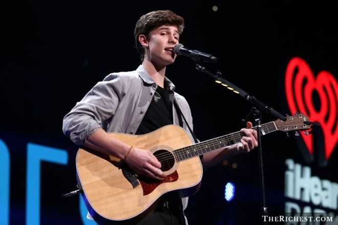 6. Shawn Mendes (17 tuổi) là ca sĩ trẻ người Canada được ví như Justin Bieber. Năm 2013, Shawn nổi lên như hiện tượng trên Vine với những video thu hút hàng triệu người xem. Album đầu tay Handwritten ra mắt tại vị trí quán quân bảng xếp hạng US Billboard 200 cùng doanh số trong tuần đầu phát hành đạt 106.000 bản, giúp Shawn trở thành người trẻ nhất có album lọt top 25 trên bảng xếp hạng Billboard Hot 100.