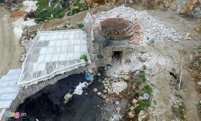 Khu vực lò vôi rộng hàng trăm mét, cửa miệng lò và hố nung được xây dựng kiên cố bằng xi măng và gạch nung. Chủ lò vôi là ông Lê Văn Thong cũng là một trong 8 người tử nạn.