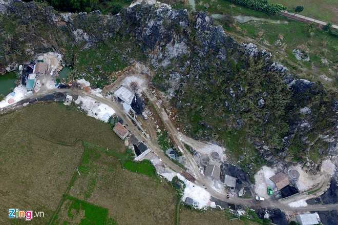 Toàn cảnh khu vực lò vôi tại thôn Yên Thái. Tổng cộng khu vực này có 4 lò vôi hoạt động quanh dãy núi Yên Thái dài hàng trăm mét.