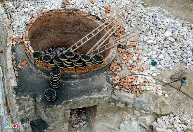 Cận ảnh lò vôi khiến 8 người tử nạn tại thôn Yên Thái. Theo lời kể nhân chứng, lần lượt 8 người nhảy xuống miệng hố cứu một người bị ngất xỉu là nguyên nhân dẫn đến những cái chết hàng loạt. Sự việc chỉ dừng lại khi chiếc quạt công suất lớn được mang đến, thổi luồng khí độc và kéo nạn nhân lên.