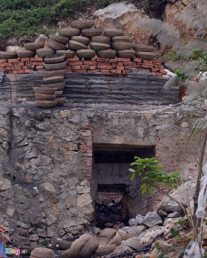 Hàng loạt chiếc thúng được dùng để vận chuyển đá và đá vôi vứt chỏng chơ phía dưới và trên miệng hố.