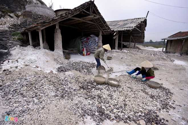 Sáng 2/1, một số lò vôi còn lại vẫn hoạt động. Công nhân vẫn ra vào.