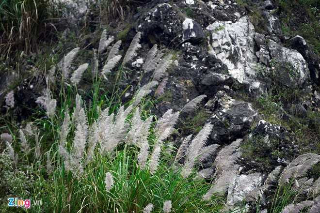 Dãy núi Yên Thái được người dân tận dụng và khai thác để lấy vật liệu cho lò vôi. 