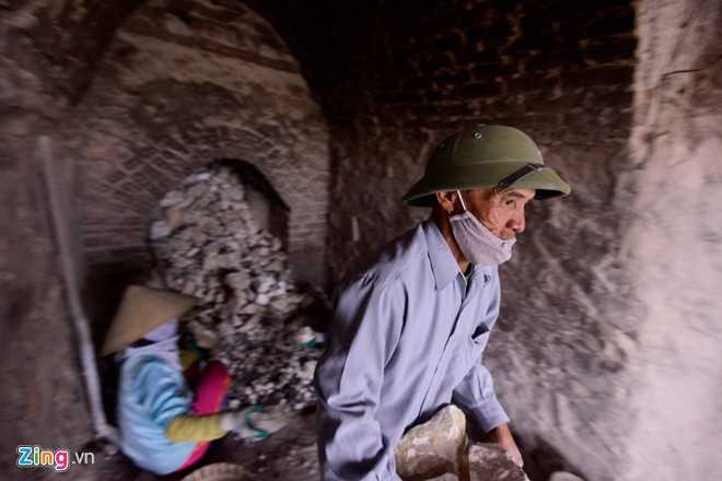 Người đàn ông này cho biết, tuy thấy sợ sau sự việc chiều qua nhưng ông vẫn đi làm vì mưu sinh. Không đi làm thì không có tiền tiêu Tết cậu ạ, ông nói khi chuyển đá vôi ra khỏi lò.