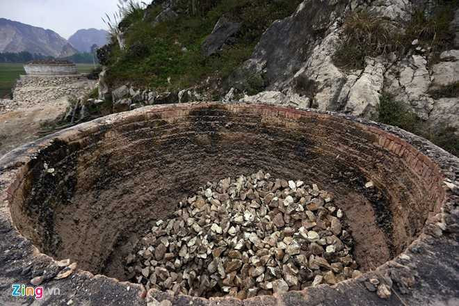 Một số lò khác, đá tiếp tục được vứt vào bên trong để nung thành đá vôi.