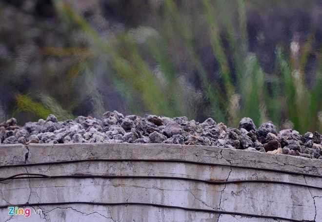 Lò nung đỏ lửa và khói vẫn tỏa ra phía trên miệng hố.