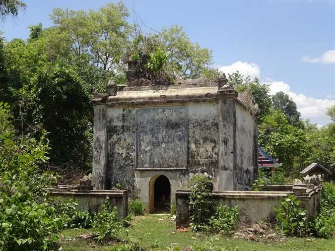 Ngôi mộ hình khối bên trái của vua voi Khun Su Nốp