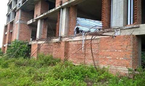 Bên trong khu dự án, cỏ dại mọc um tùm, sắt thép công trình hoen rỉ. Ảnh: Nguyễn Dương. Bên trong khu dự án, cỏ dại mọc um tùm, sắt thép công trình hoen rỉ. Ảnh: Nguyễn Dương.