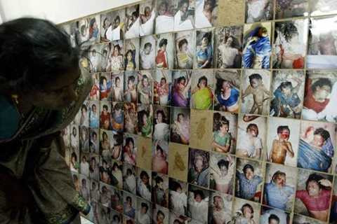 Một người sống sót nhìn lại những bức ảnh cho thấy sóng thần ở Ấn Độ Dương năm 2004 đã giết hại người thân của cô như thế nào