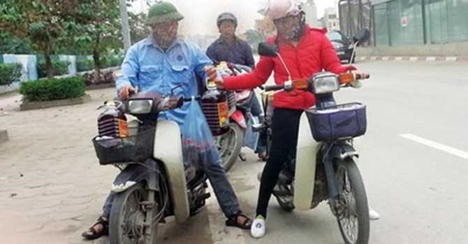 Nhân viên tiếp thị nước mắm giá rẻ vào quán ăn. Ảnh Q.N. Nhân viên tiếp thị nước mắm giá rẻ vào quán ăn. Ảnh Q.N.