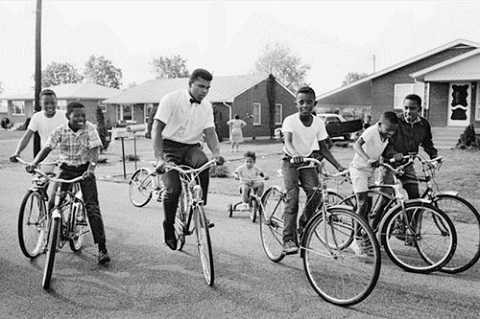 Muhamad Ali quyết định học quyền anh vì bị mất xa đạp Muhamad Ali quyết định học quyền anh vì bị mất xa đạp