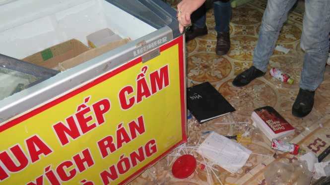 Hiện trường quán bán nước giải khát trong công viên bị thanh niên có biểu hiện lạ đập phá. Ảnh: Q.Thế