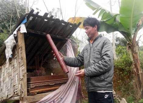 Ông Quách Công Hưng (Bí thư chi bộ) dẫn phóng viên đi xem sắc phong của bản.