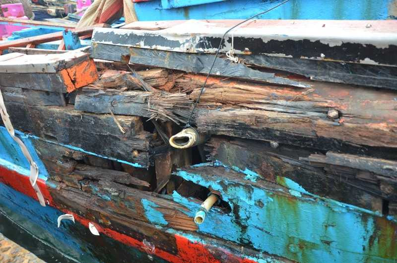 Tàu cá của ngư dân Quảng Ngãi bị tàu lạ húc liên tiếp 