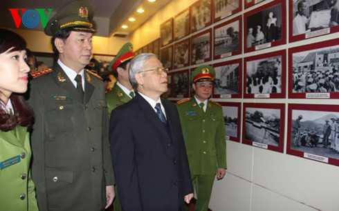 Tổng Bí thư thăm nhà truyền thống của lực lượng cảnh sát cơ động