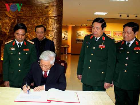 Tổng Bí thư ghi sổ lưu niệm tại phòng truyền thống của Bộ Tư lệnh Thủ đô.