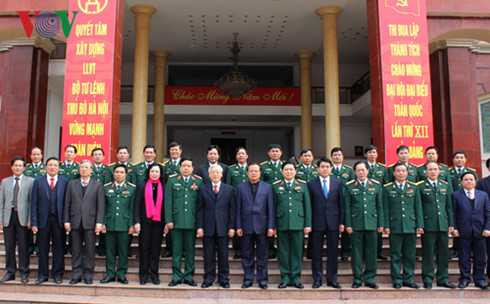 Tổng Bí thư chụp ảnh lưu niệm với Bộ Tư lệnh Thủ đô